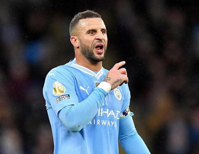 保罗-乔治投篮卡篮脖子，首节4中1仅得4分（保罗-乔治投篮卡在篮筐，首节仅4投1中拿4分）