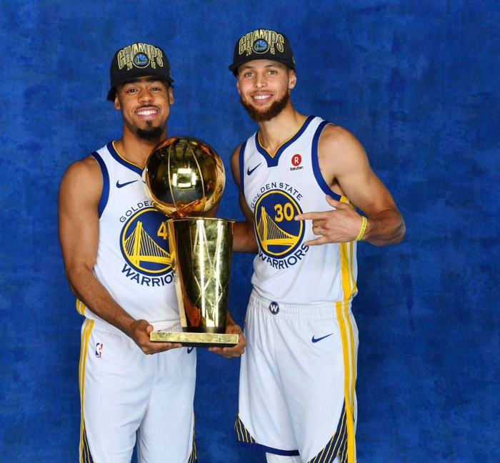 11打10！0-1到1-1 英超巅峰对决：13.1亿豪门3轮2平+17场不败（英超焦点战11打10，从0-1扳至1-1：身价13.1亿豪门近3轮2平、已17场不败）