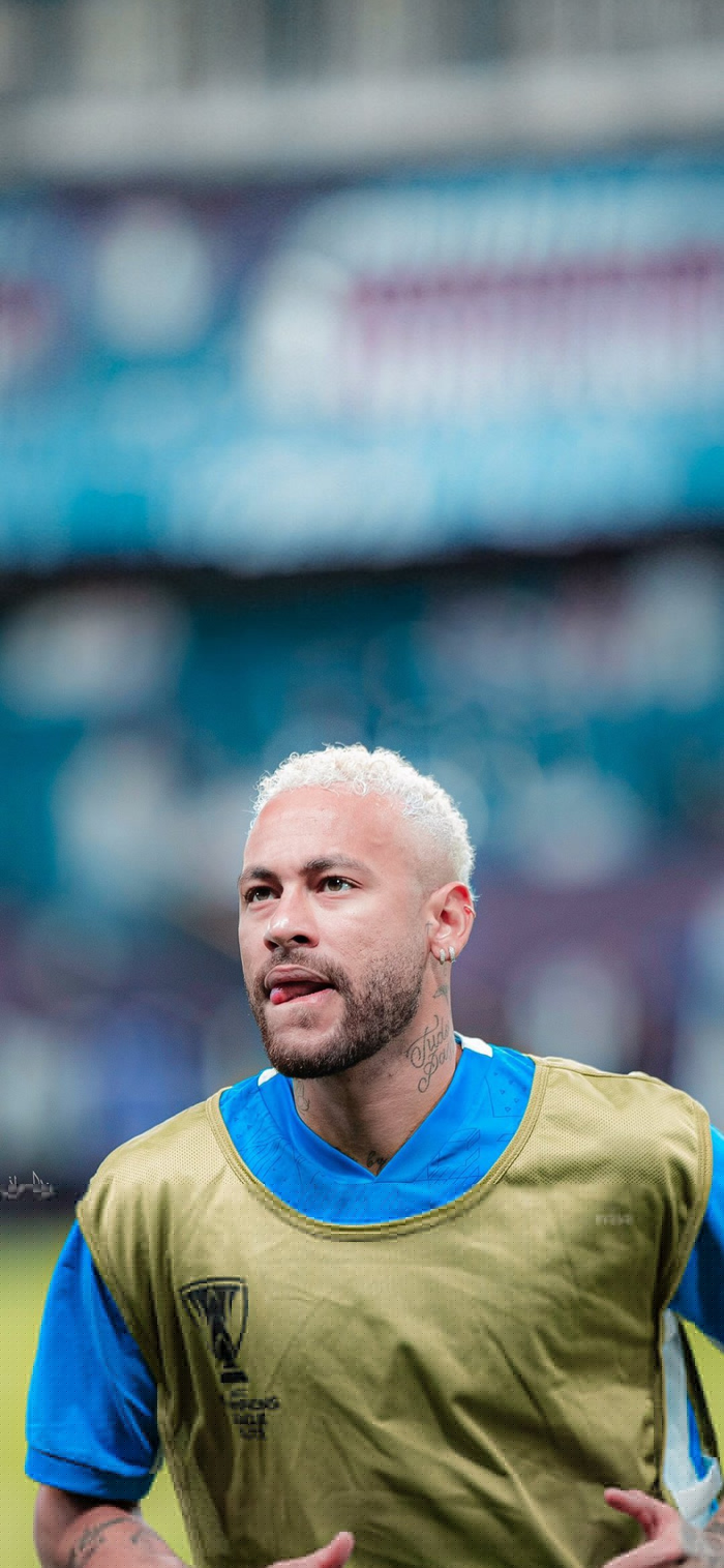 名宿：在我看来莱奥是边锋不是前锋；他配得上米兰10号球衣（名宿：莱奥更像边锋而非前锋，配得上米兰10号战袍）