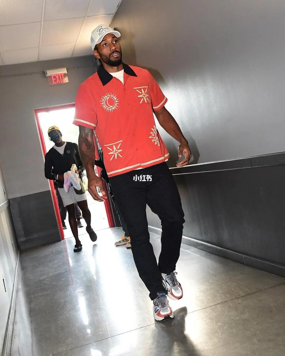 张镇麟：卢伟指导给每人都安排了战术 球队年轻 一兴奋就忘了战术（张镇麟：卢伟为每位球员布置战术，年轻球队一激动就忘执行）