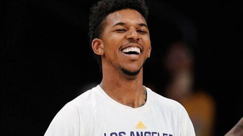 非常懊恼！恩比德技术罚球不中 顺势跪倒在地（懊恼不已！恩比德技术罚球未中后跪倒在地）