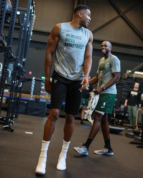 萨拉赫或冬窗加盟利雅得新月，年薪2亿转会费超5300万欧元（萨拉赫有望冬窗加盟利雅得新月，转会费超5300万欧元、年薪达2亿）