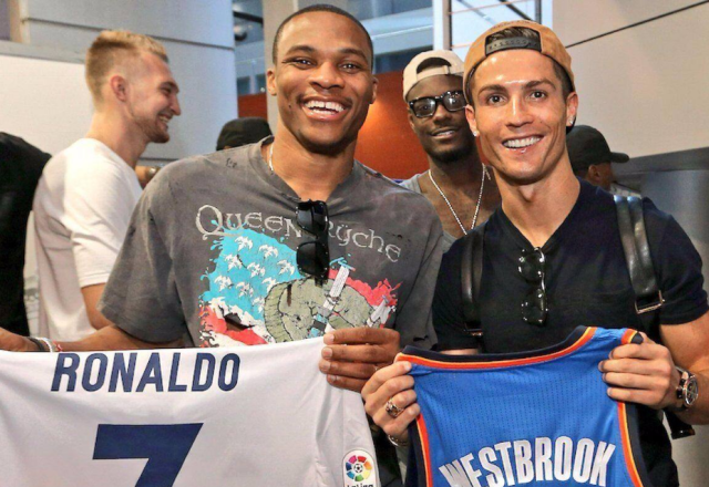 内线捉襟见肘！佩里顶着三犯打满第二节，半场12分6篮板（内线短缺！佩里背三犯撑满次节，半场贡献12分6篮板）