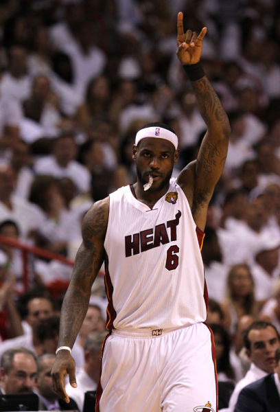 CBA：深圳男篮三分火力全开 主场击败上海（CBA：深圳三分如雨，主场力克上海队）