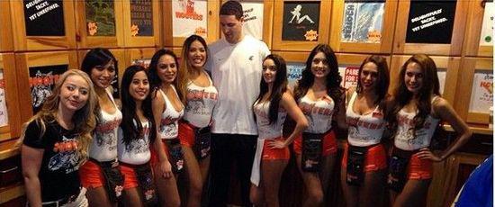 青岛西海岸主教练邵佳一成功保级，郑智接任后计划邀请黄博文、李雷雷等助教，助力球队发展。（邵佳一率青岛西海岸完成保级，郑智接任拟邀黄博文、李雷雷加盟教练组助力球队发展）