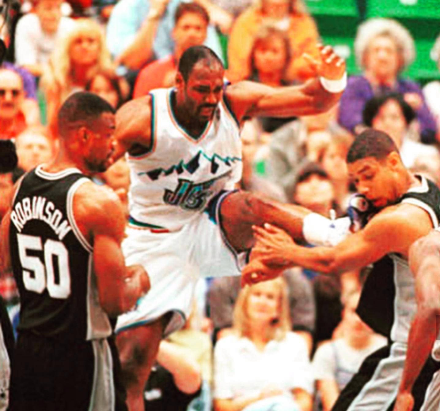 摧枯拉朽！东契奇抛传输送炮弹 艾顿起飞力压乔治双手暴扣（势不可挡！东契奇妙传空接，艾顿腾空力压乔治双手劈扣）